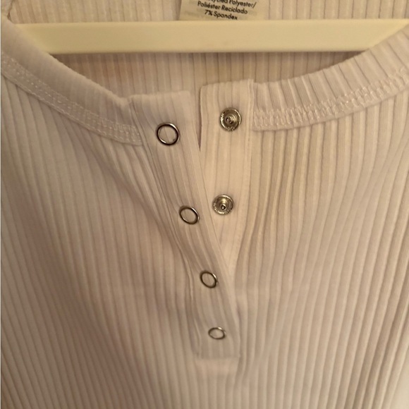 No Boundaries woman’s white cap sleeve Henley top . P to P 19 in. 4 front snaps - Picture 2 of 5
